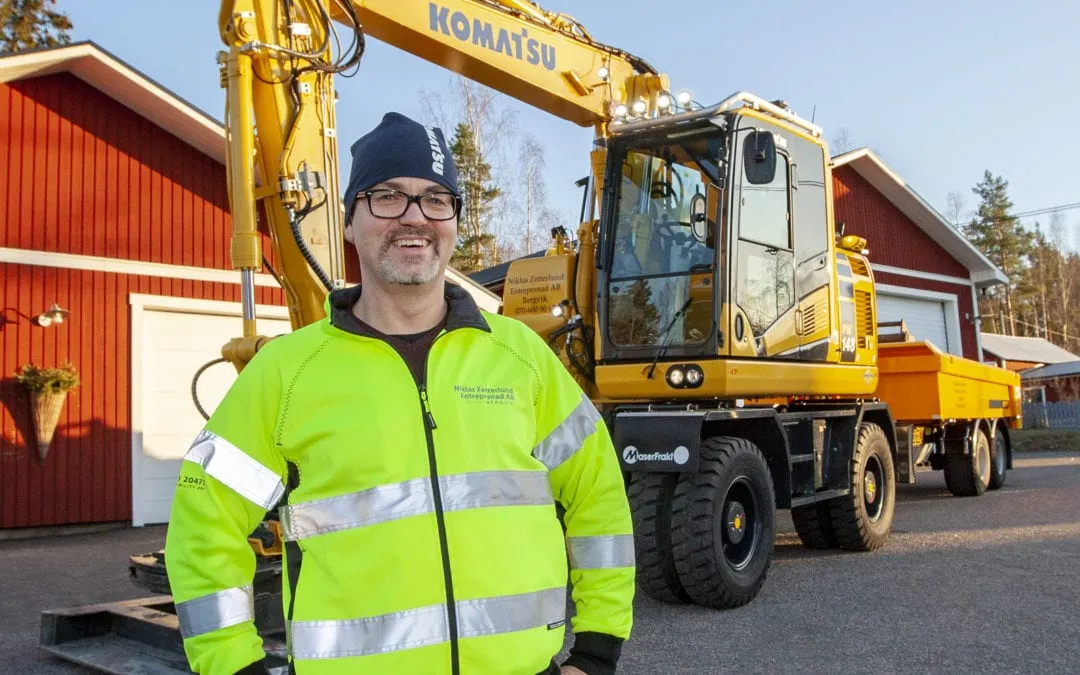 Niklas vårdar  sin Komatsu hjulgrävare