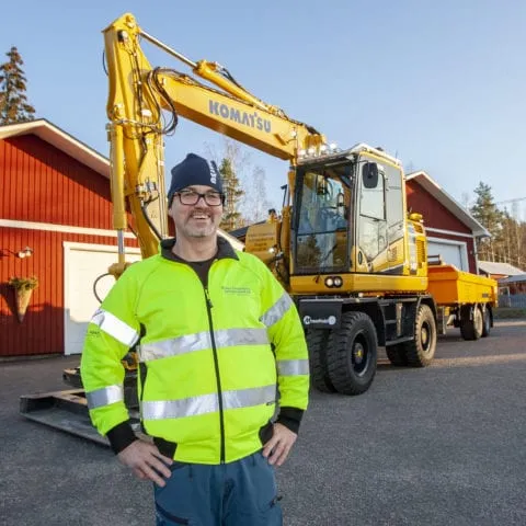 Niklas vårdar  sin Komatsu hjulgrävare