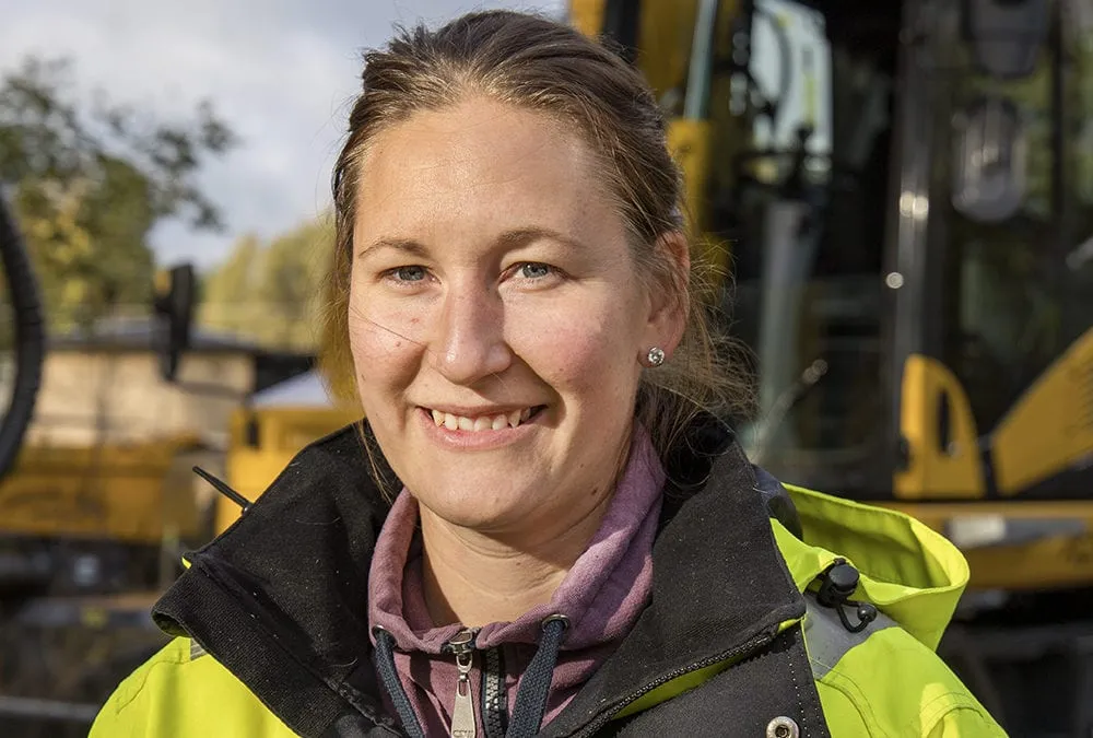 Sofi fick ny Komatsu för jobbet inne i Gävle