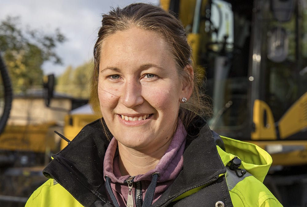 Sofi fick ny Komatsu för jobbet inne i Gävle