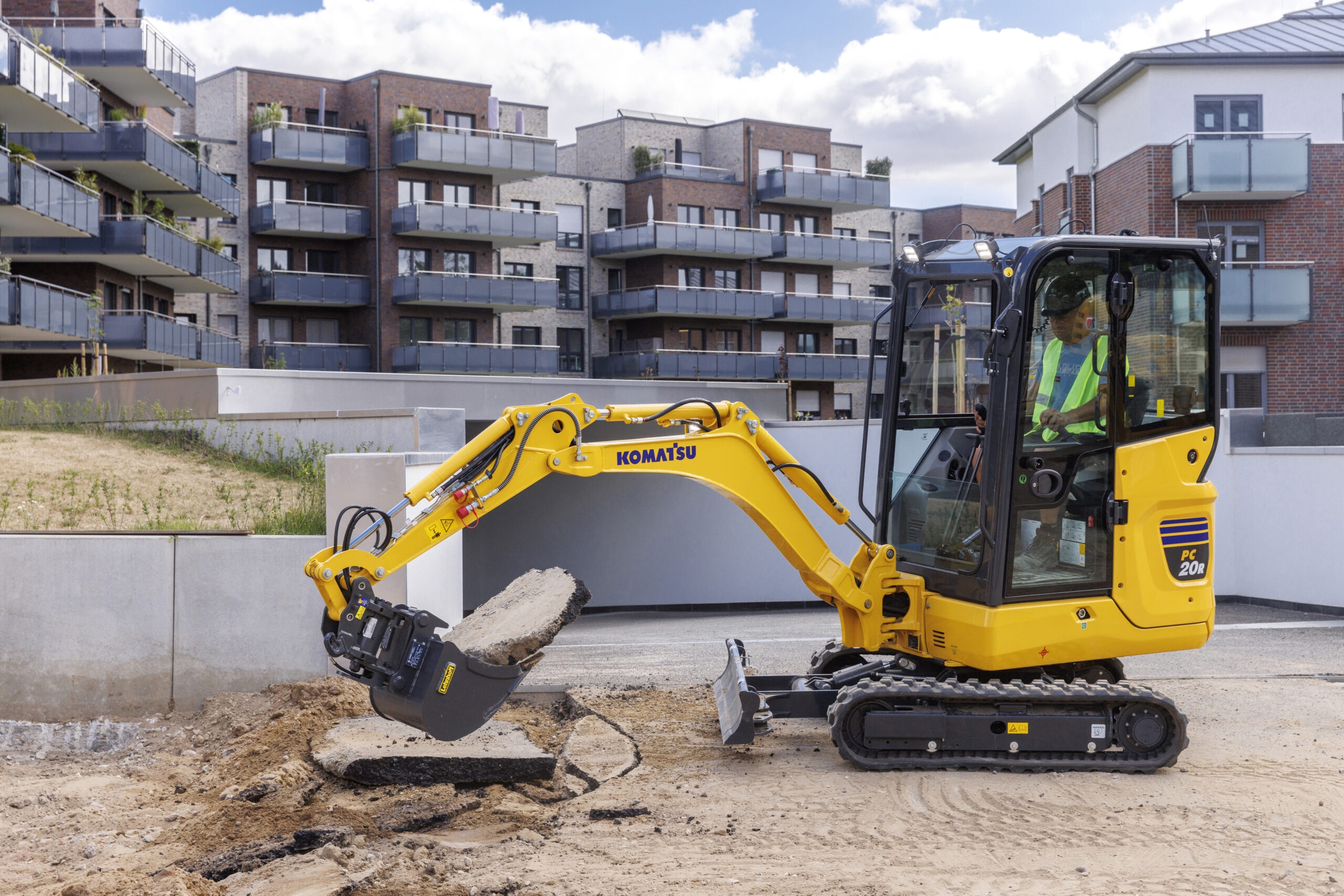 Komatsu PC20R-5 bryter upp asfalt i stadsmiljö