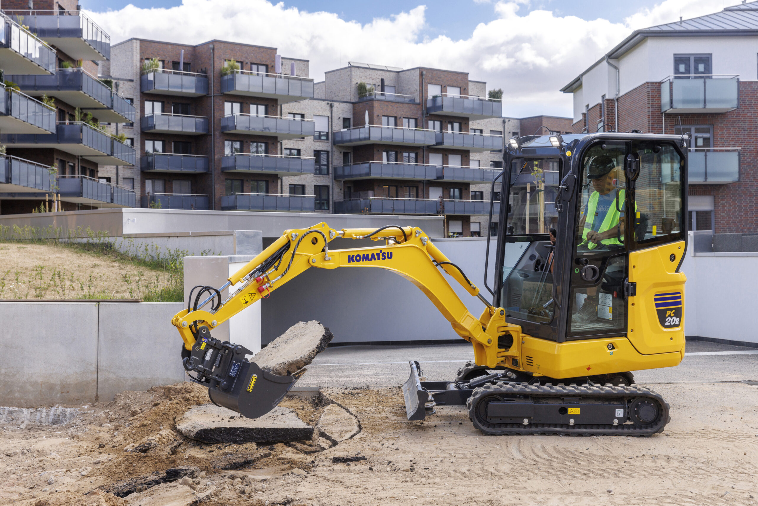 Komatsu PC20R-5 bryter upp asfalt i stadsmiljö