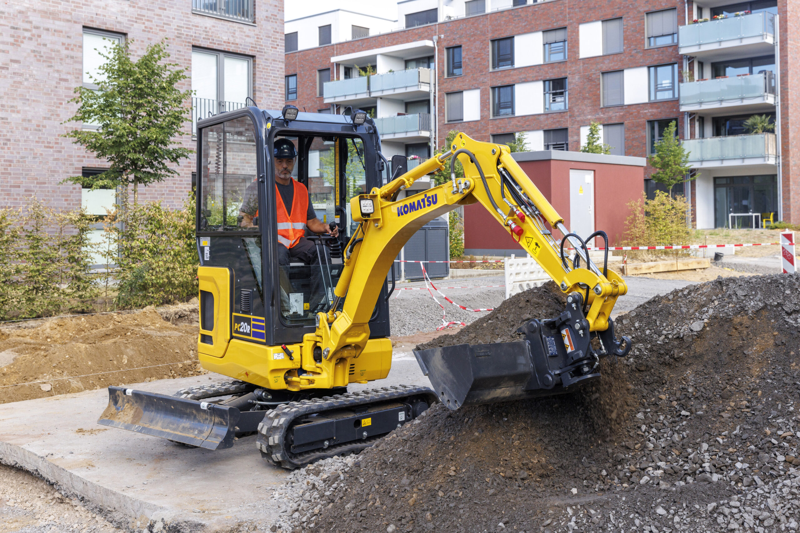 Komatsu PC20R-5 gräver grus i stadsmiljö