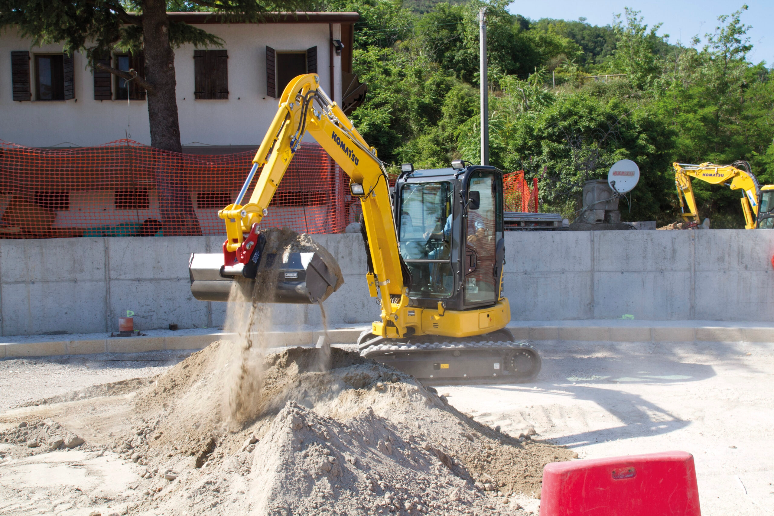 Komatsu PC33MR-5 gräver jord i stadsmiljö