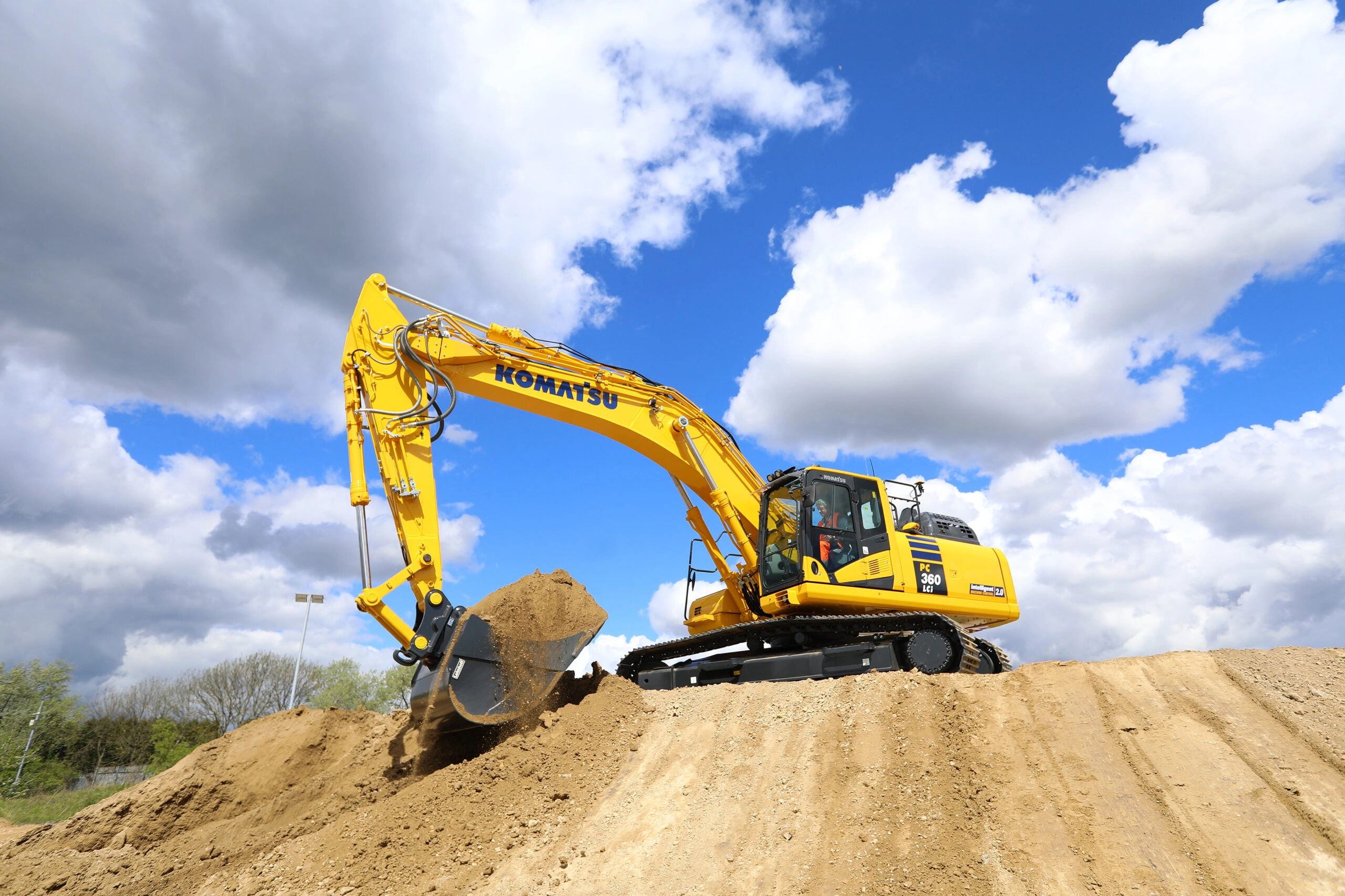 Komatsu bandgrävare gräver jord